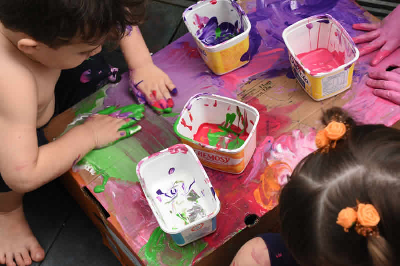 criança brincando com tinta